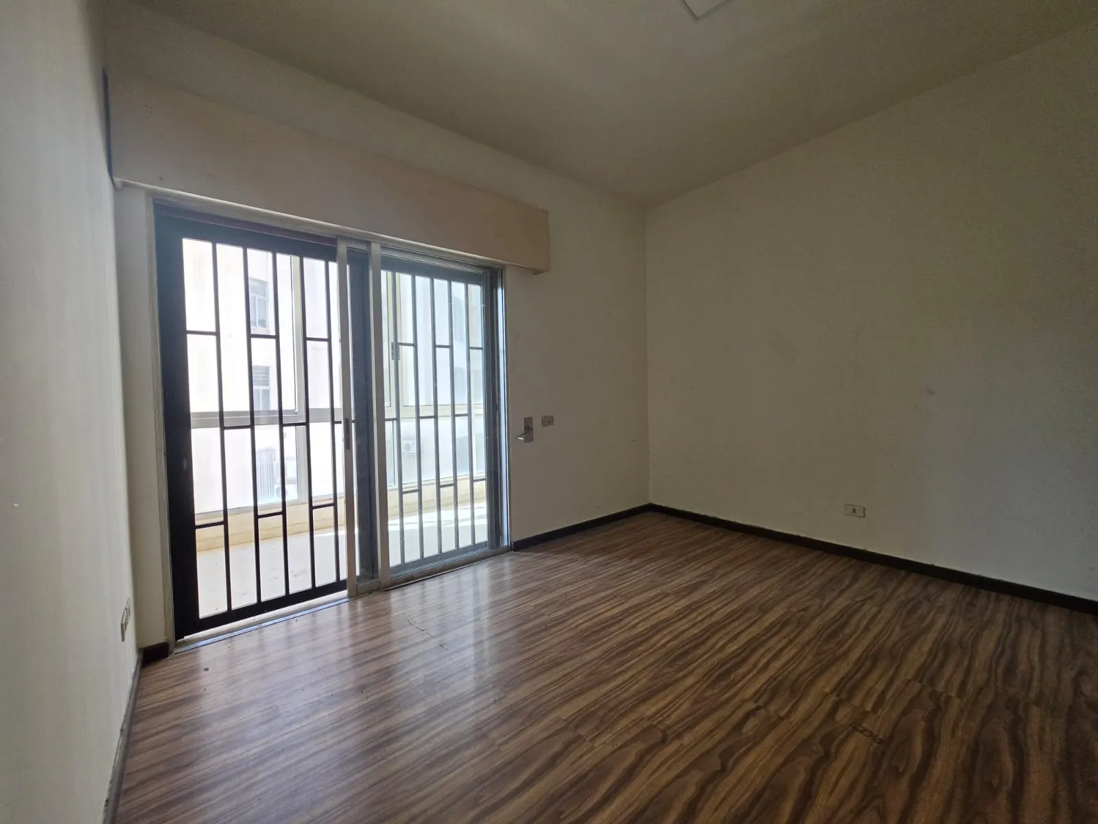 Spacious Office For Rent in A Prime Location Hazmieh — الصورة 3