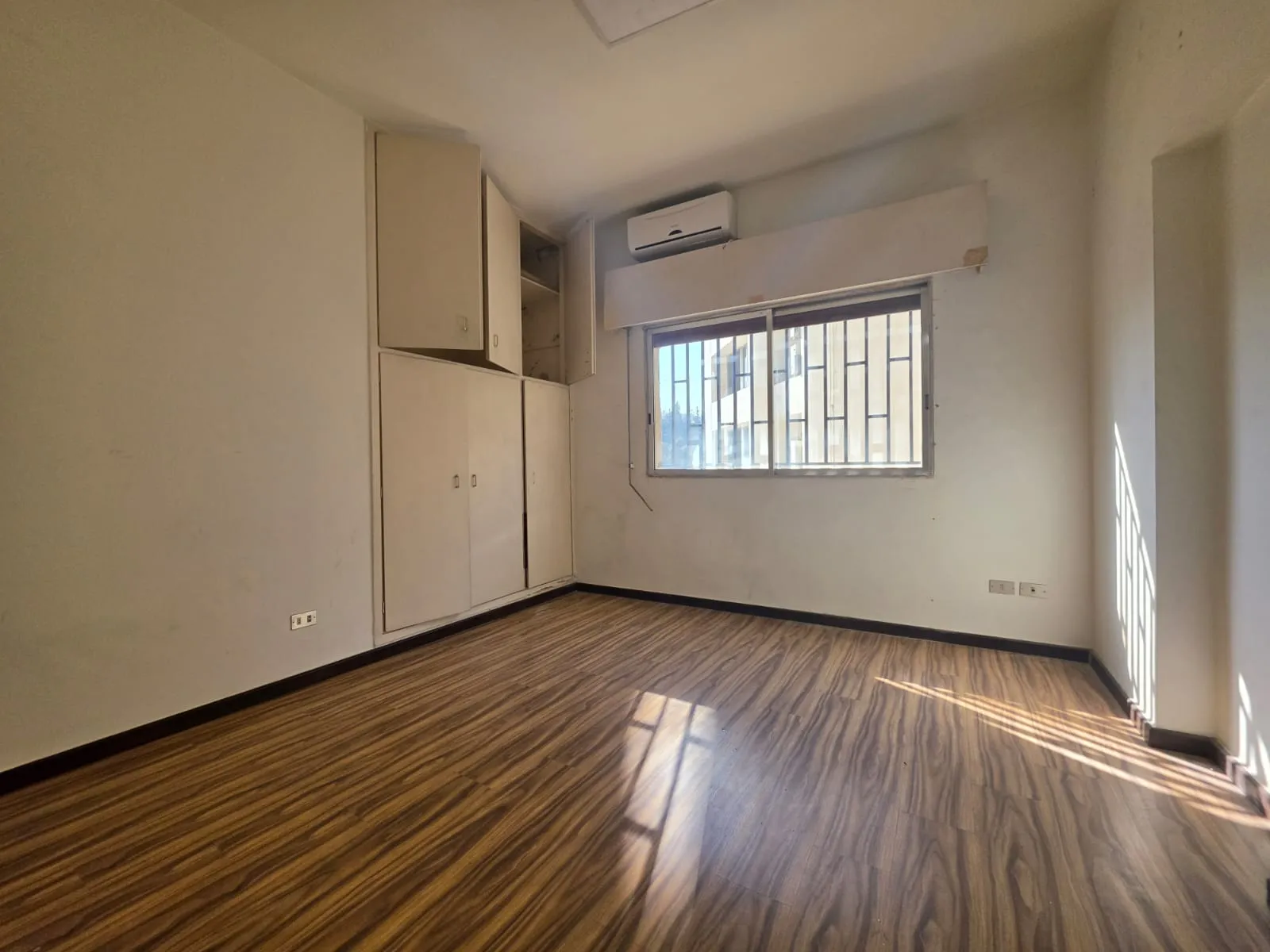 Spacious Office For Rent in A Prime Location Hazmieh — الصورة 4