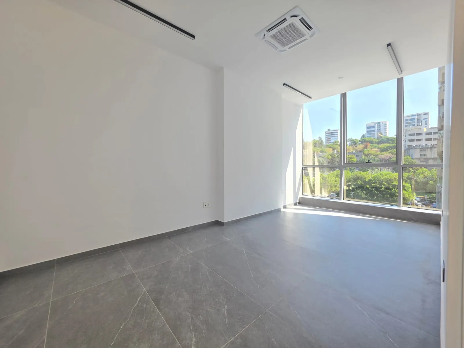 A 107 SQM Office For Sale in Horsh Tabet — photo 2