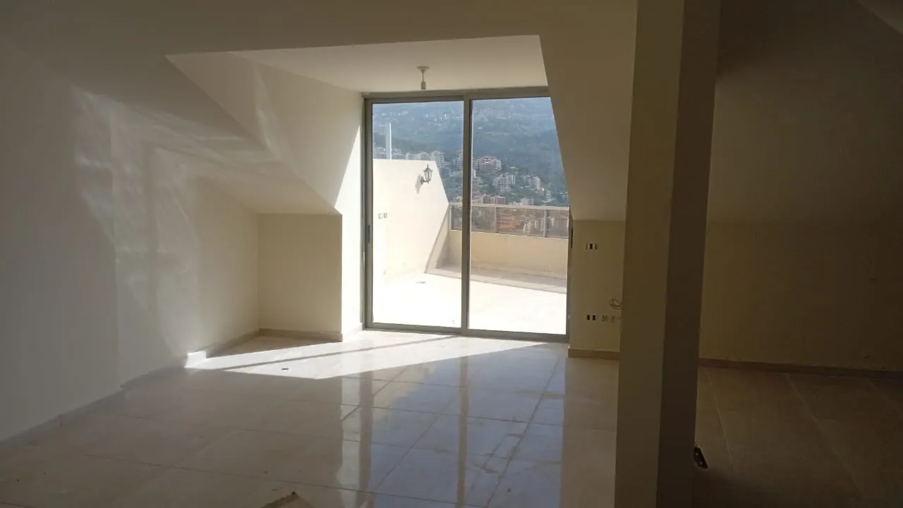 Rooftop for Sale in Mansourieh