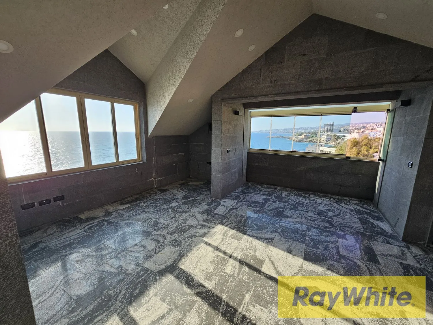 Brand New Hotel For Sale In Halat Jbeil — الصورة 3