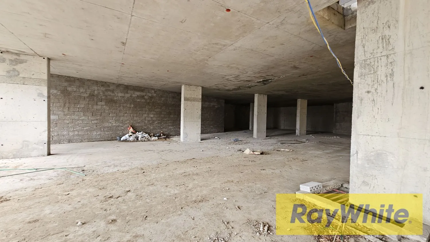 Core And Shell Showroom For Rent In Kfarhbab — الصورة 2