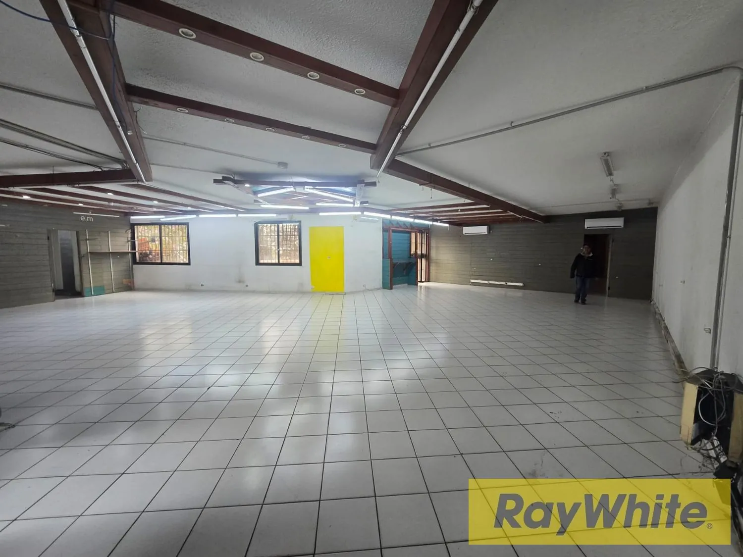 Showroom For Rent In Mtayleb — الصورة 3