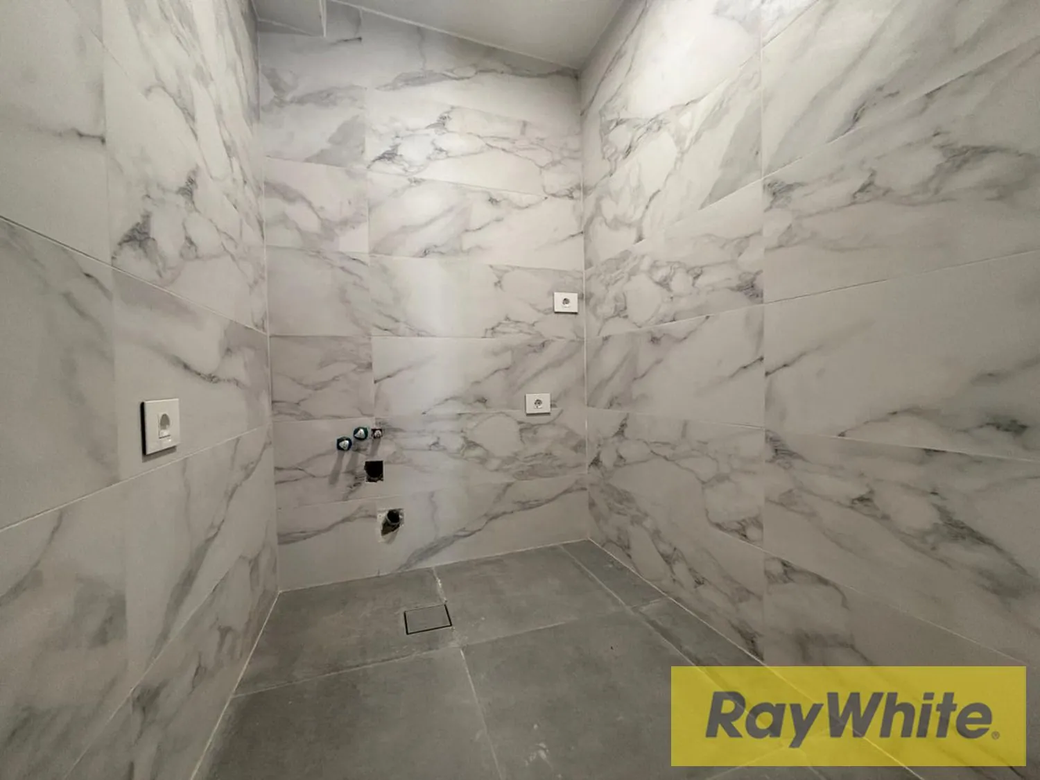 Office For Rent In Badaro — الصورة 3