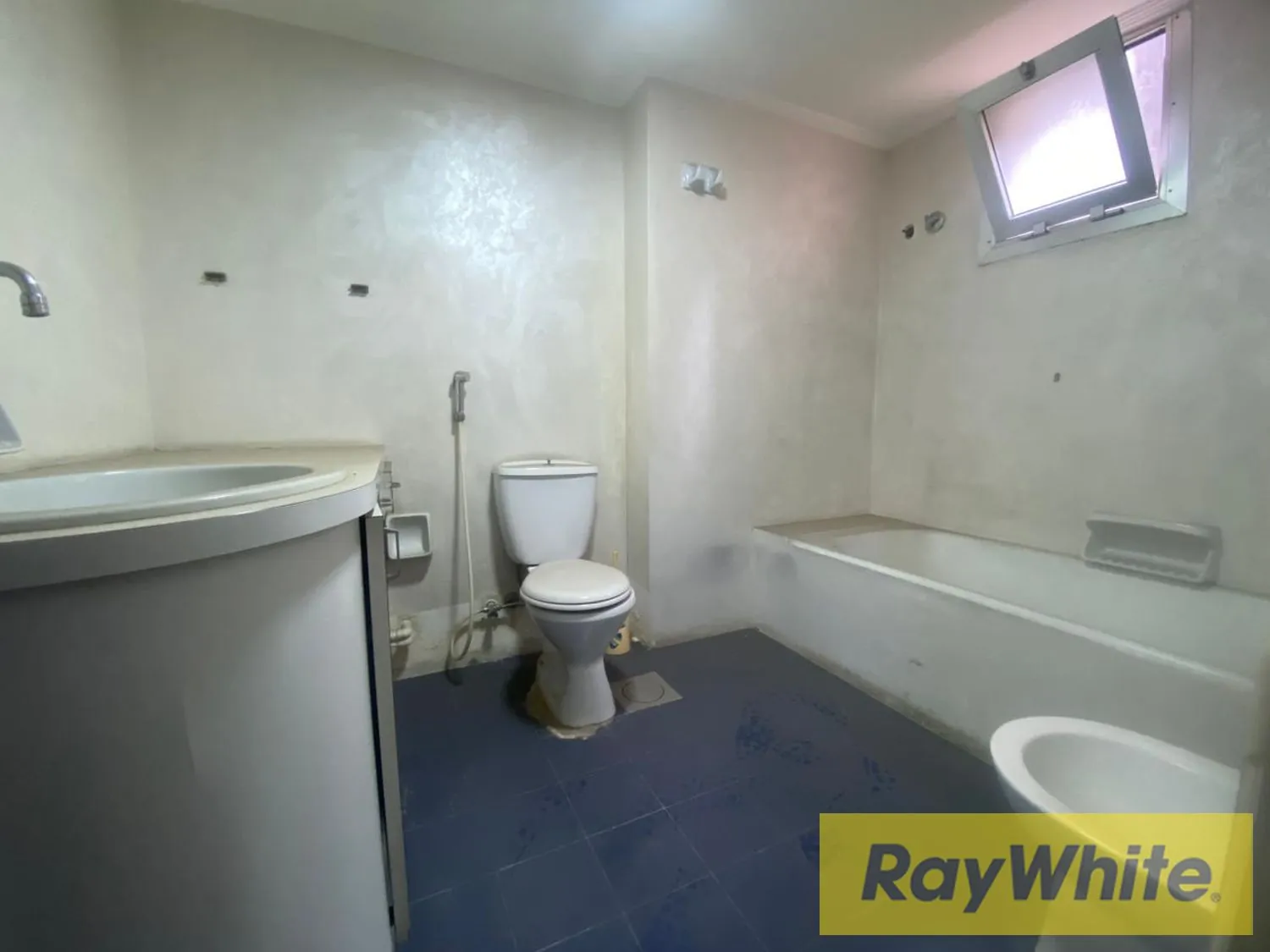 Office For Rent In Badaro — الصورة 3