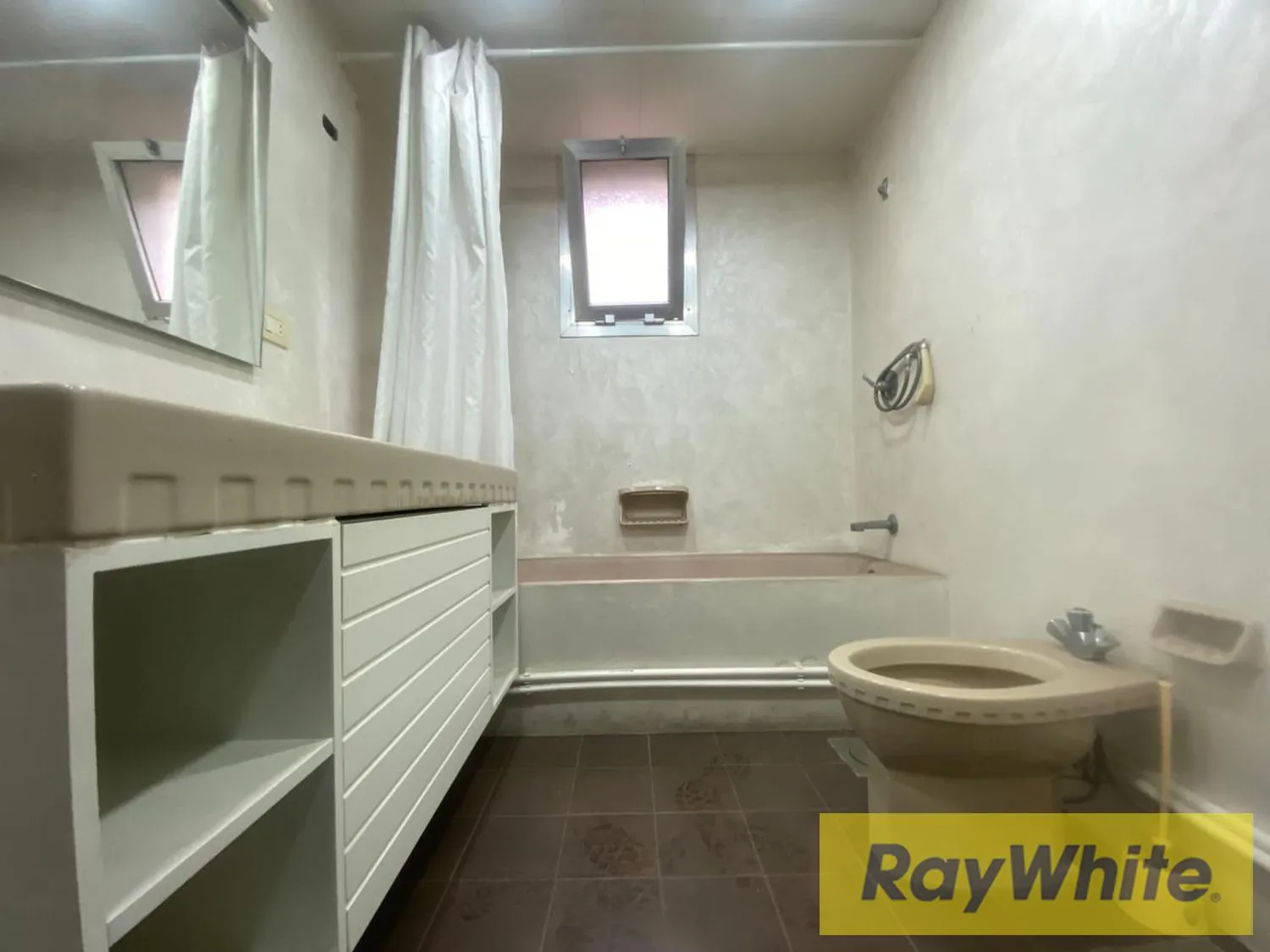 Office For Rent In Badaro — الصورة 4