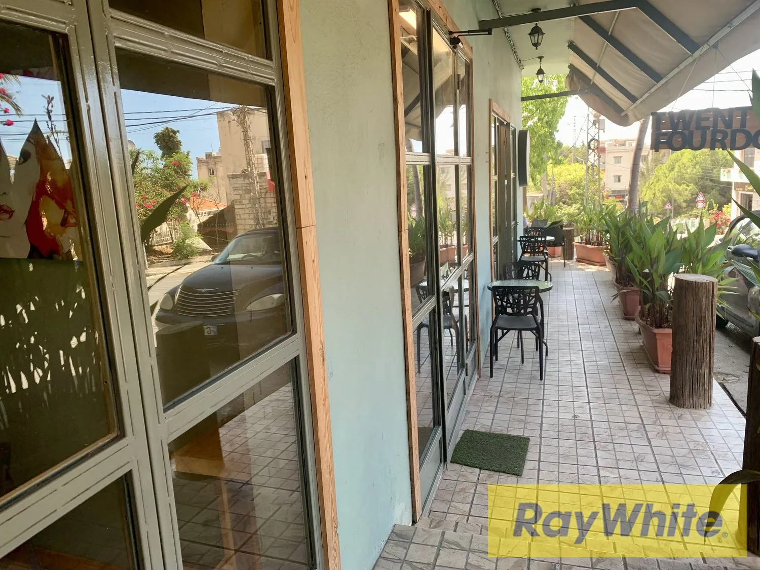 Restaurant For Rent In The Heart Of Amchit On The Main Road Suitable For Cafes Also — الصورة 3