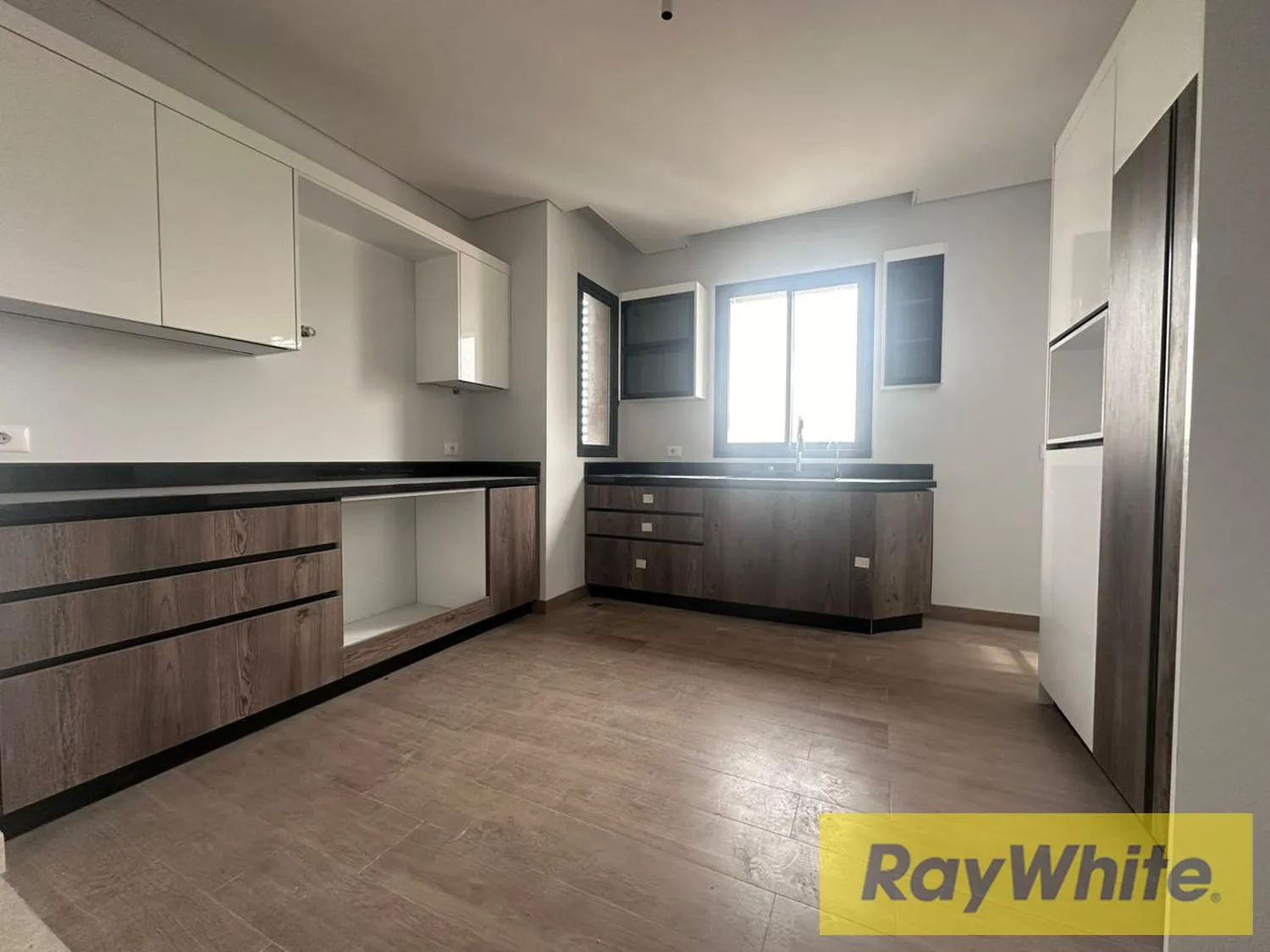 Sea View Apartment For Sale In Ras Beirut — الصورة 2