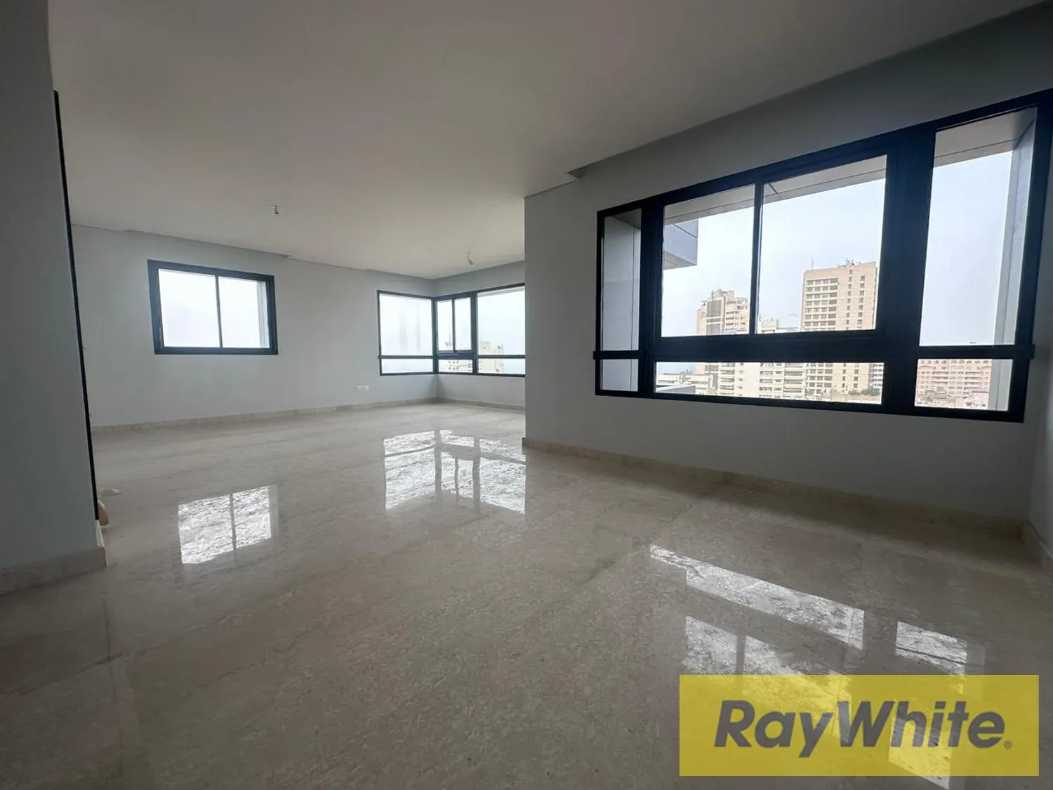 Sea View Apartment For Sale In Ras Beirut — الصورة 3