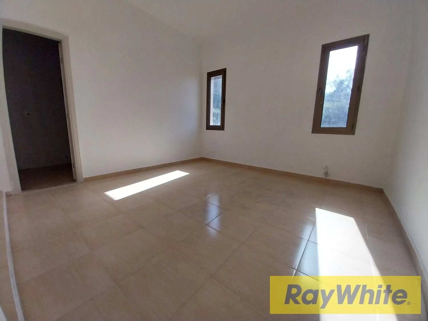 Spacious Apartment For Sale In Naqqache |sea-view| — الصورة 2