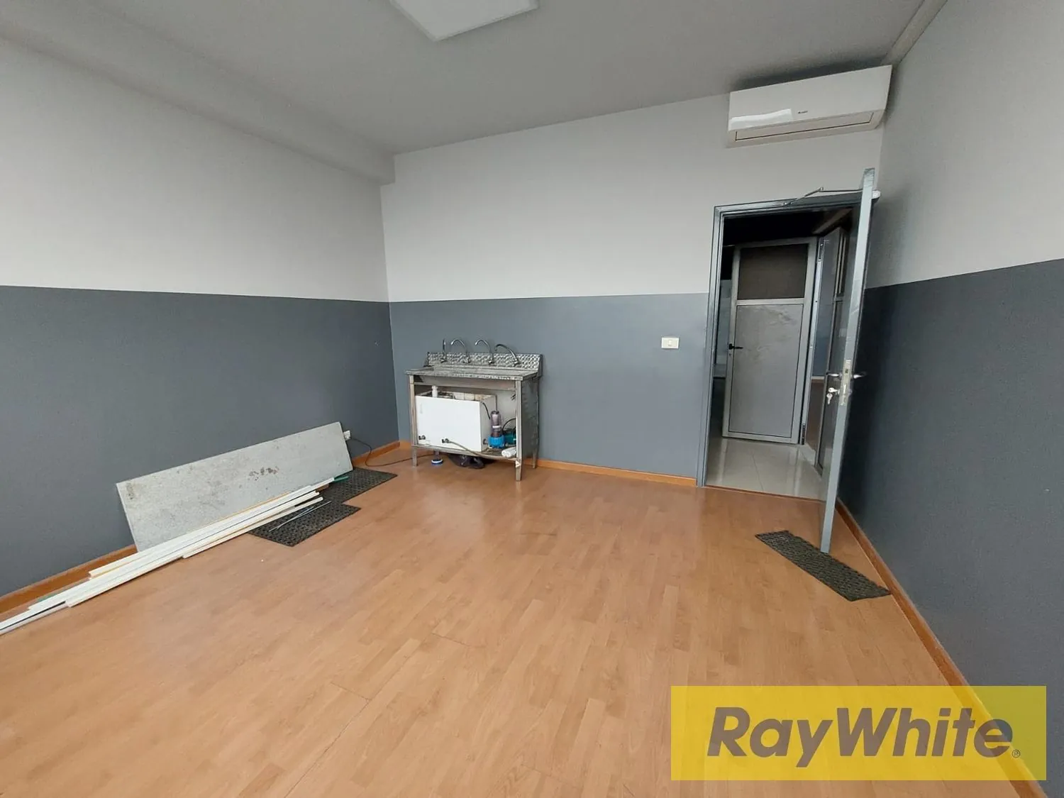 Office For Rent In Dora — الصورة 2