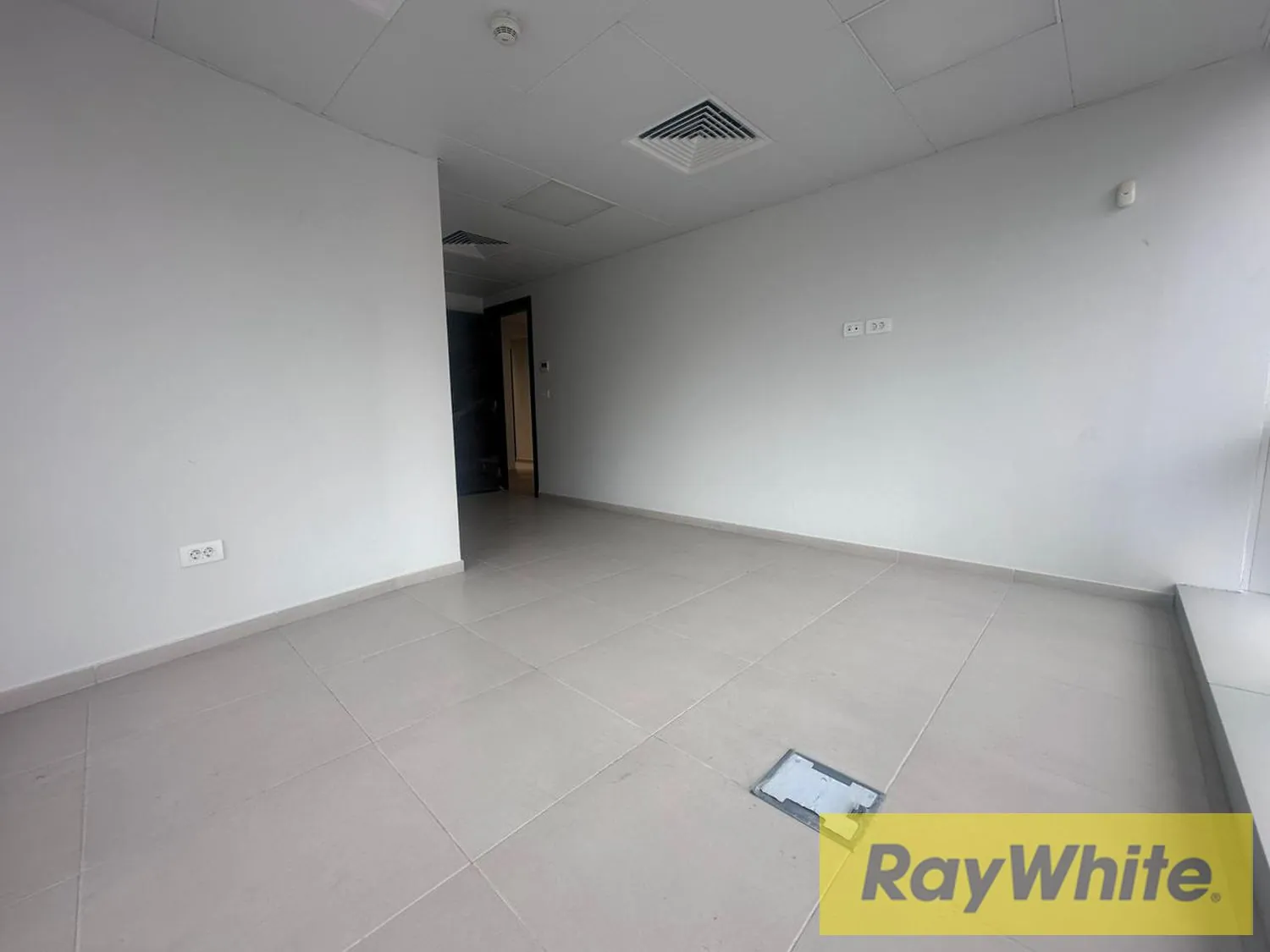Office For Rent In Ramlet Al Baydah — photo 2