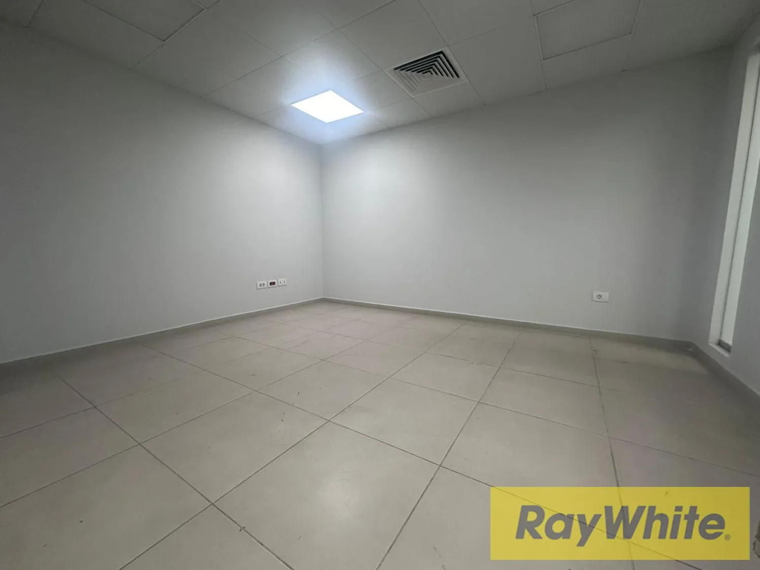 Office For Rent In Ramlet Al Baydah — الصورة 3