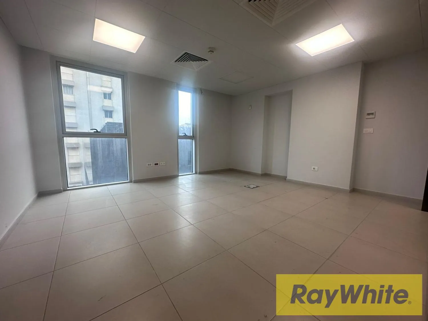Office For Rent In Ramlet Al Baydah — الصورة 4
