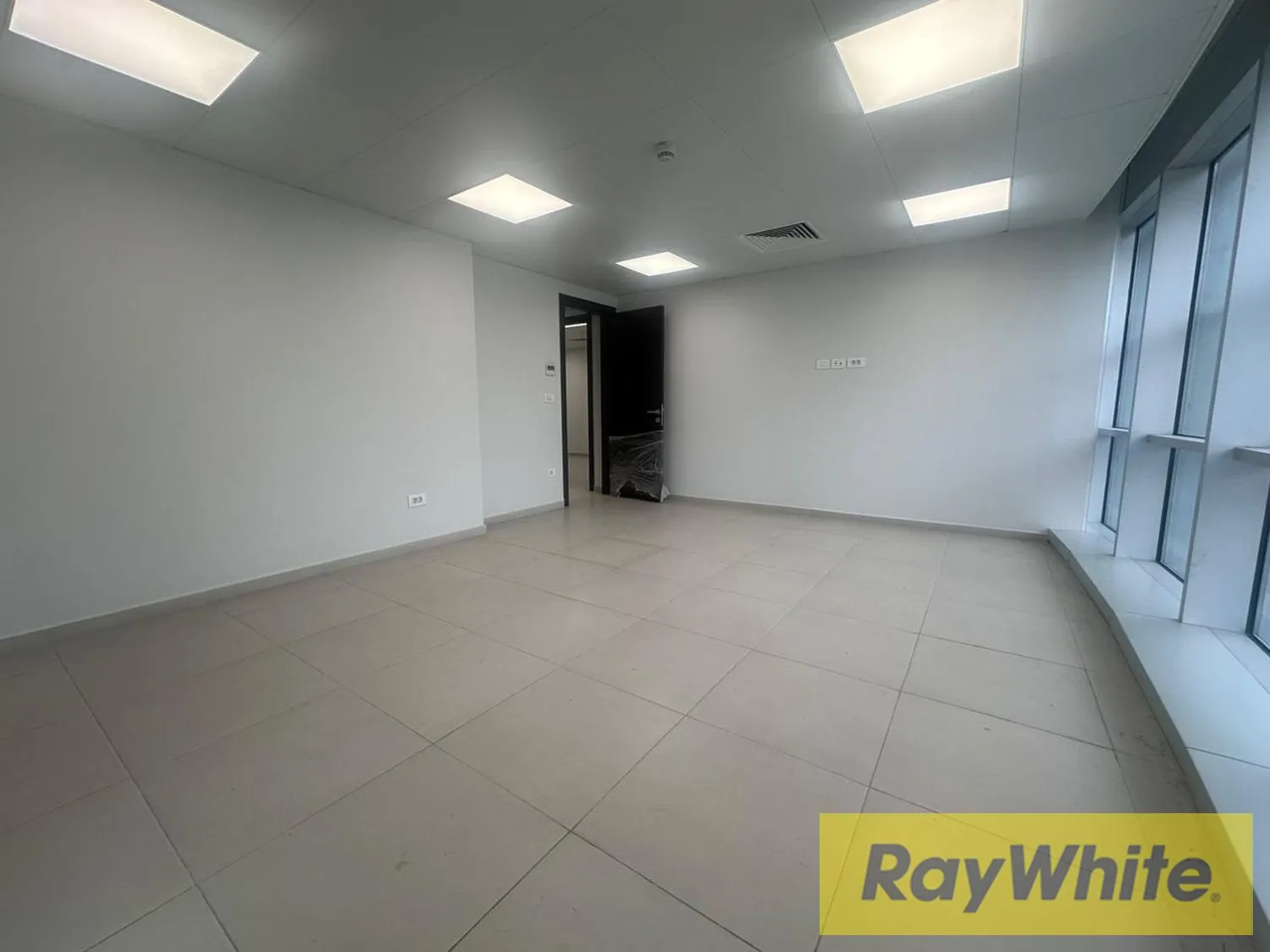 Office For Rent In Ramlet Al Baydah — الصورة 5