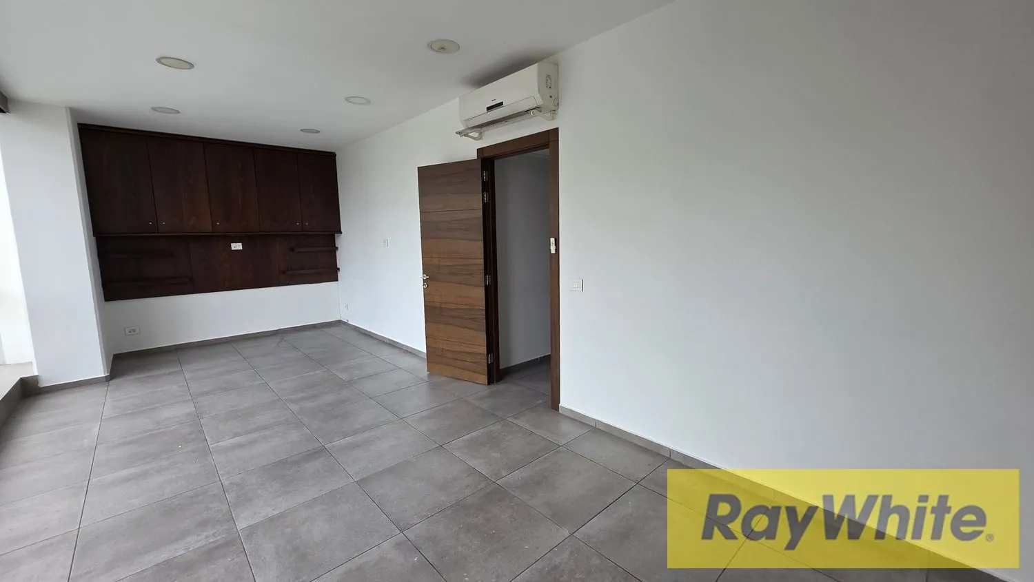 Office For Rent In Horch Tabet — الصورة 3