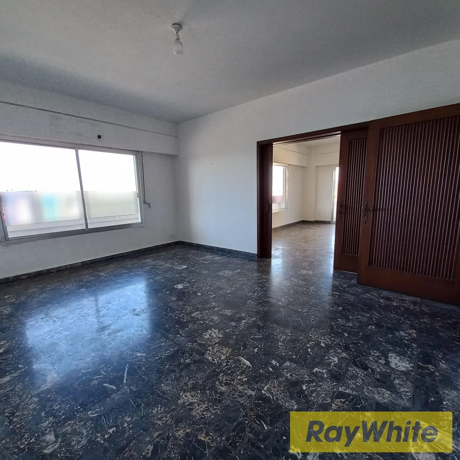 Office In Commercial Center In Jal El Dib For Rent — الصورة 1