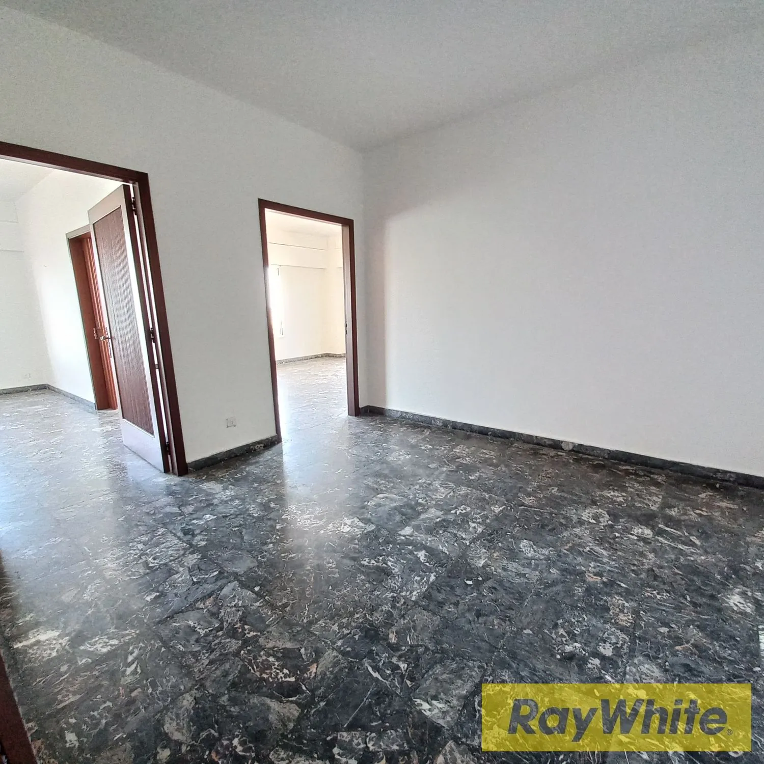 Office In Commercial Center In Jal El Dib For Rent — الصورة 2