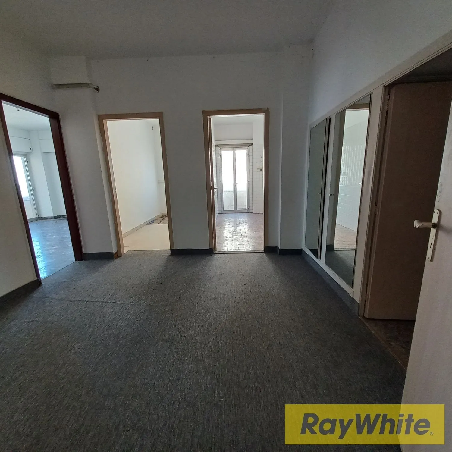 Office In Commercial Center In Jal El Dib For Rent — الصورة 3