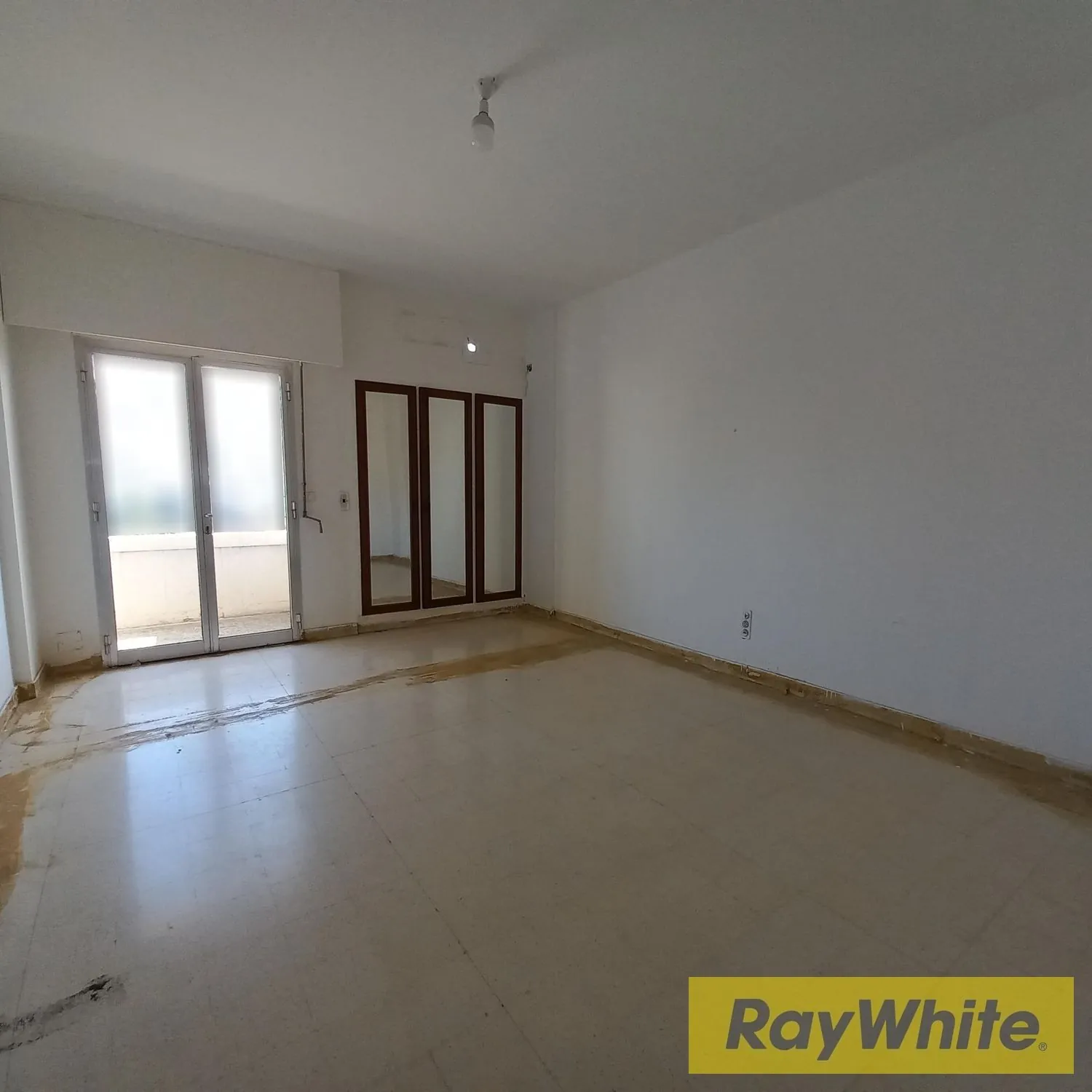 Office In Commercial Center In Jal El Dib For Rent — الصورة 4