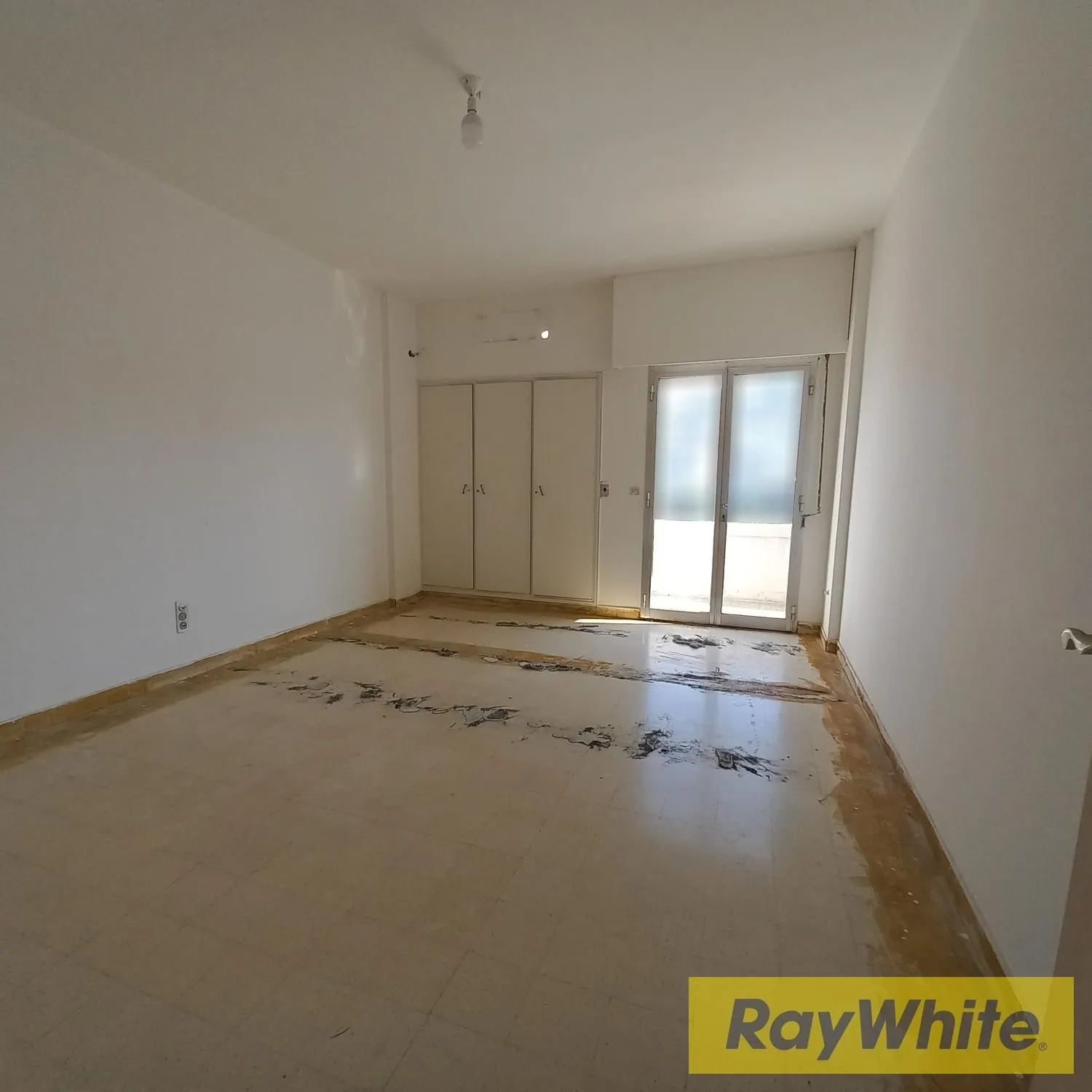 Office In Commercial Center In Jal El Dib For Rent — الصورة 5