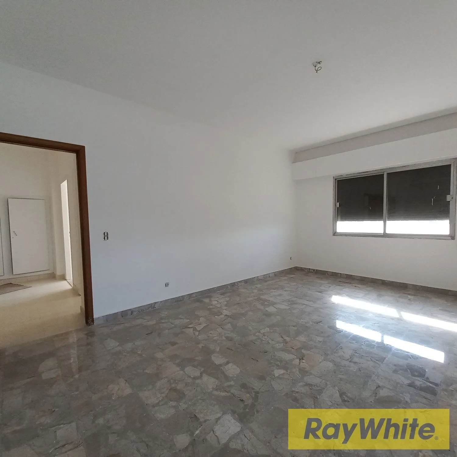 Fully Renovated Office In Jal El Dib With Sea View For Rent — الصورة 3