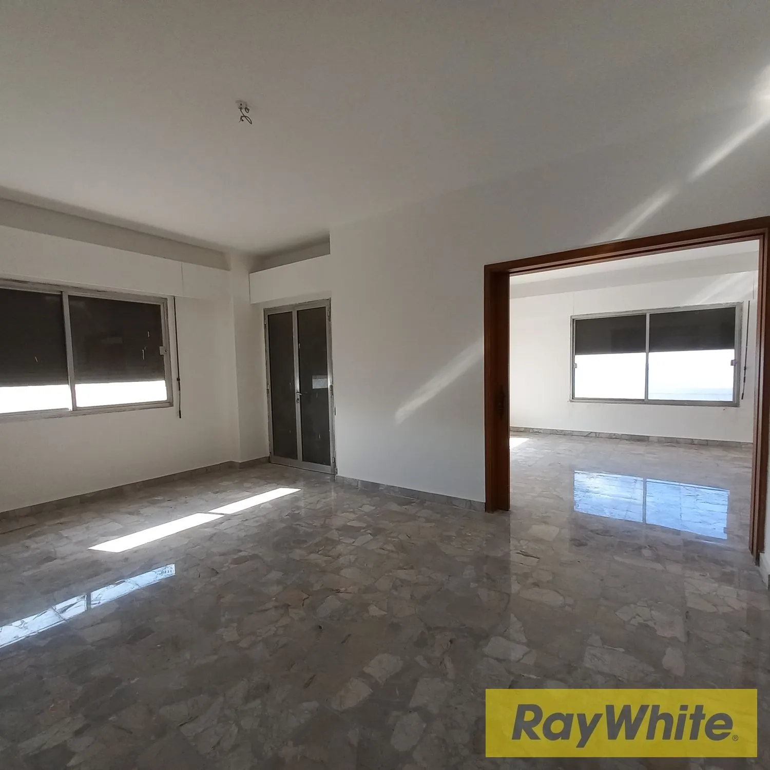 Fully Renovated Office In Jal El Dib With Sea View For Rent — الصورة 4