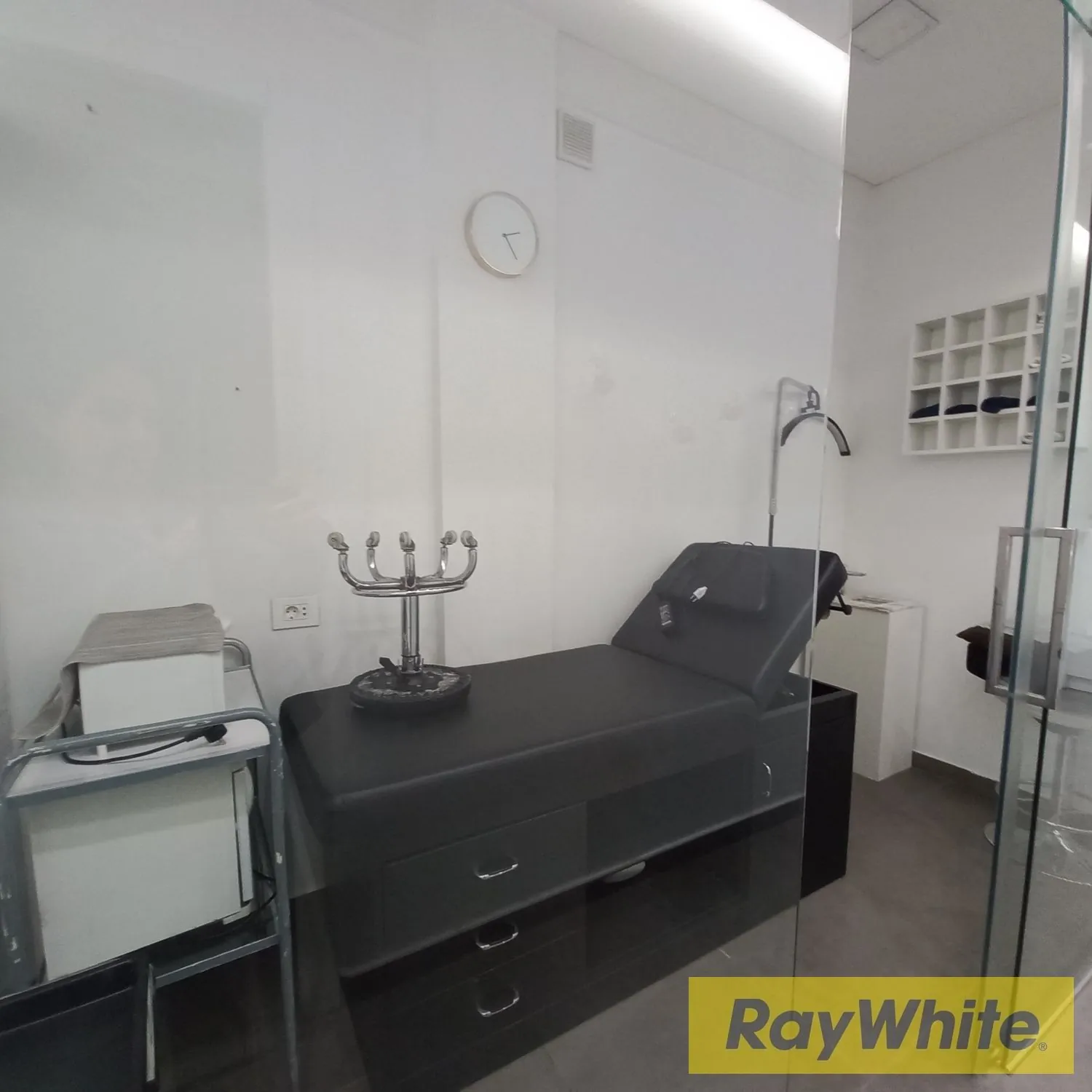 Fully Furnished Beauty Shop In Antelias For Rent — الصورة 2