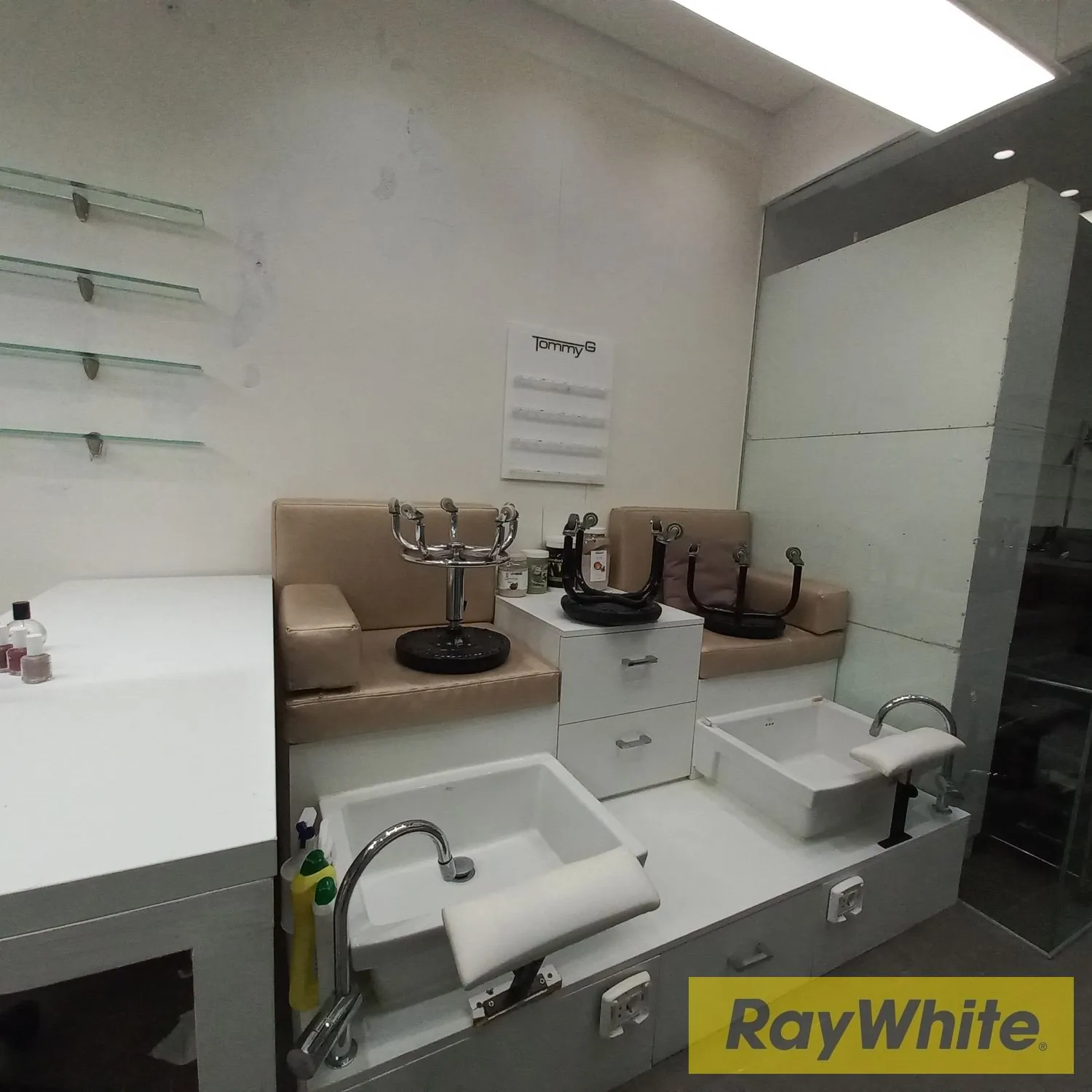 Fully Furnished Beauty Shop In Antelias For Rent — الصورة 3
