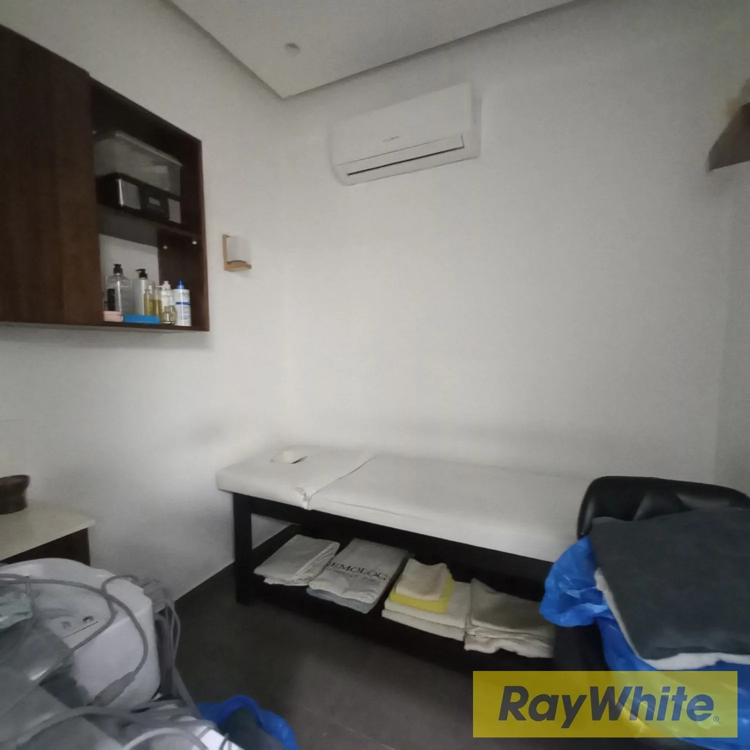Fully Furnished Beauty Shop In Antelias For Rent — الصورة 4