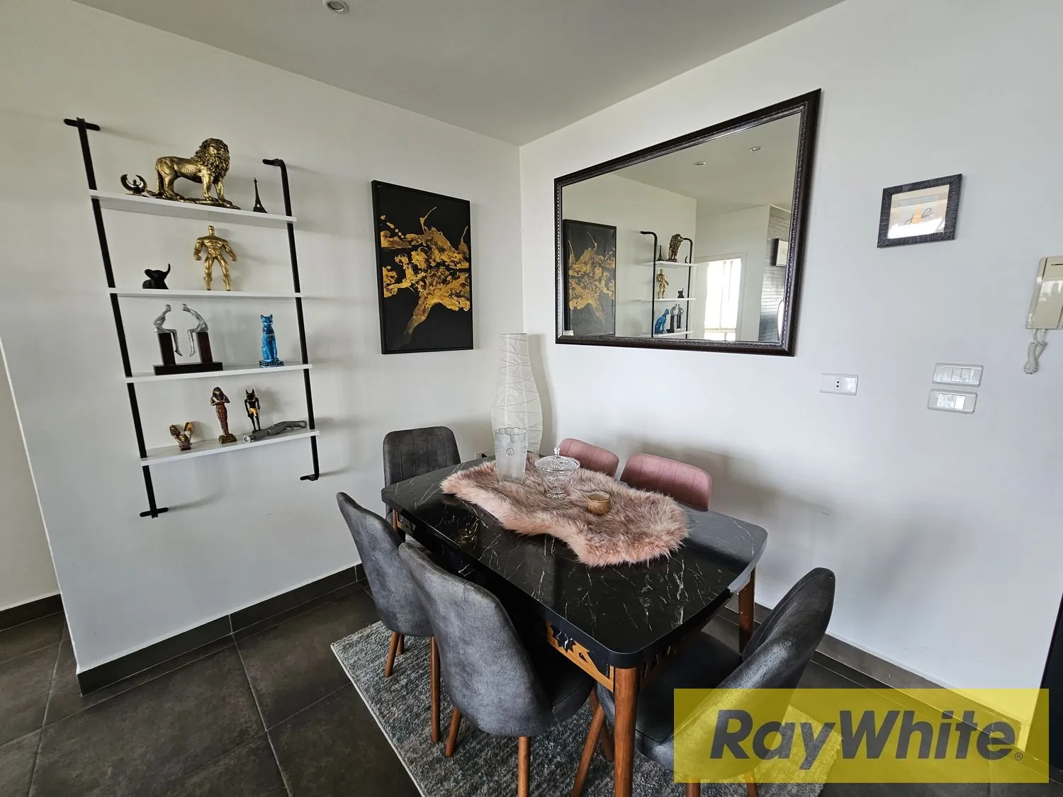 Apartment For Sale In Bouar With Sea View — الصورة 2