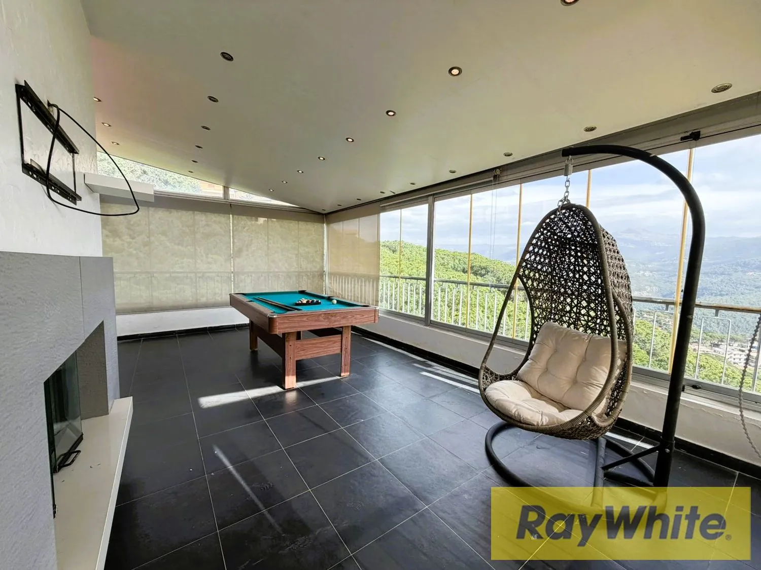 A Top Floor Penthouse Apartment For Sale In Broummana, 300 Sqm — الصورة 2