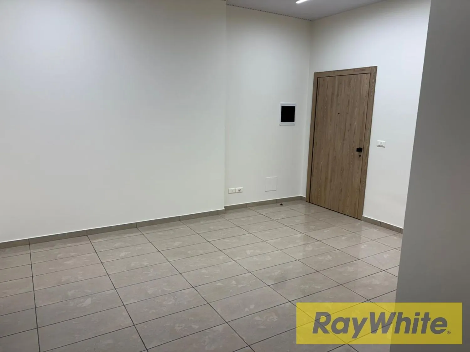 Office In Commercial Center In Jal El Dib For Rent — الصورة 2