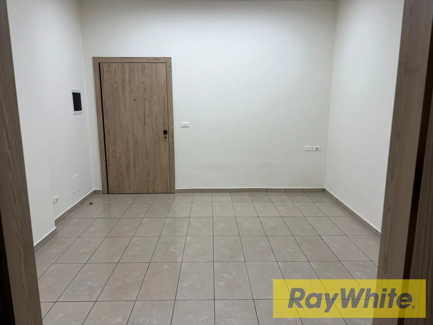 Office In Commercial Center In Jal El Dib For Rent — الصورة 3