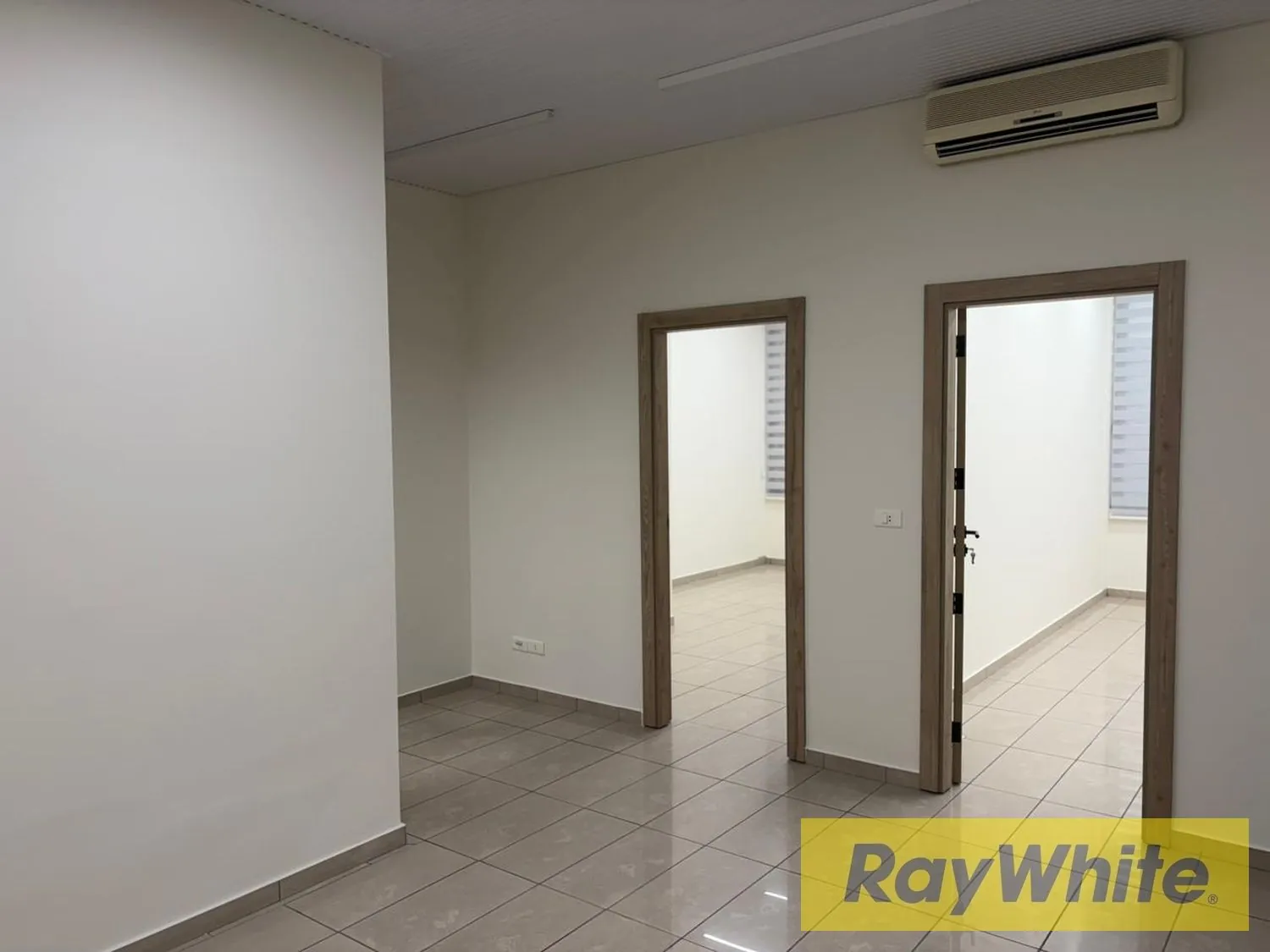 Office In Commercial Center In Jal El Dib For Rent — الصورة 4