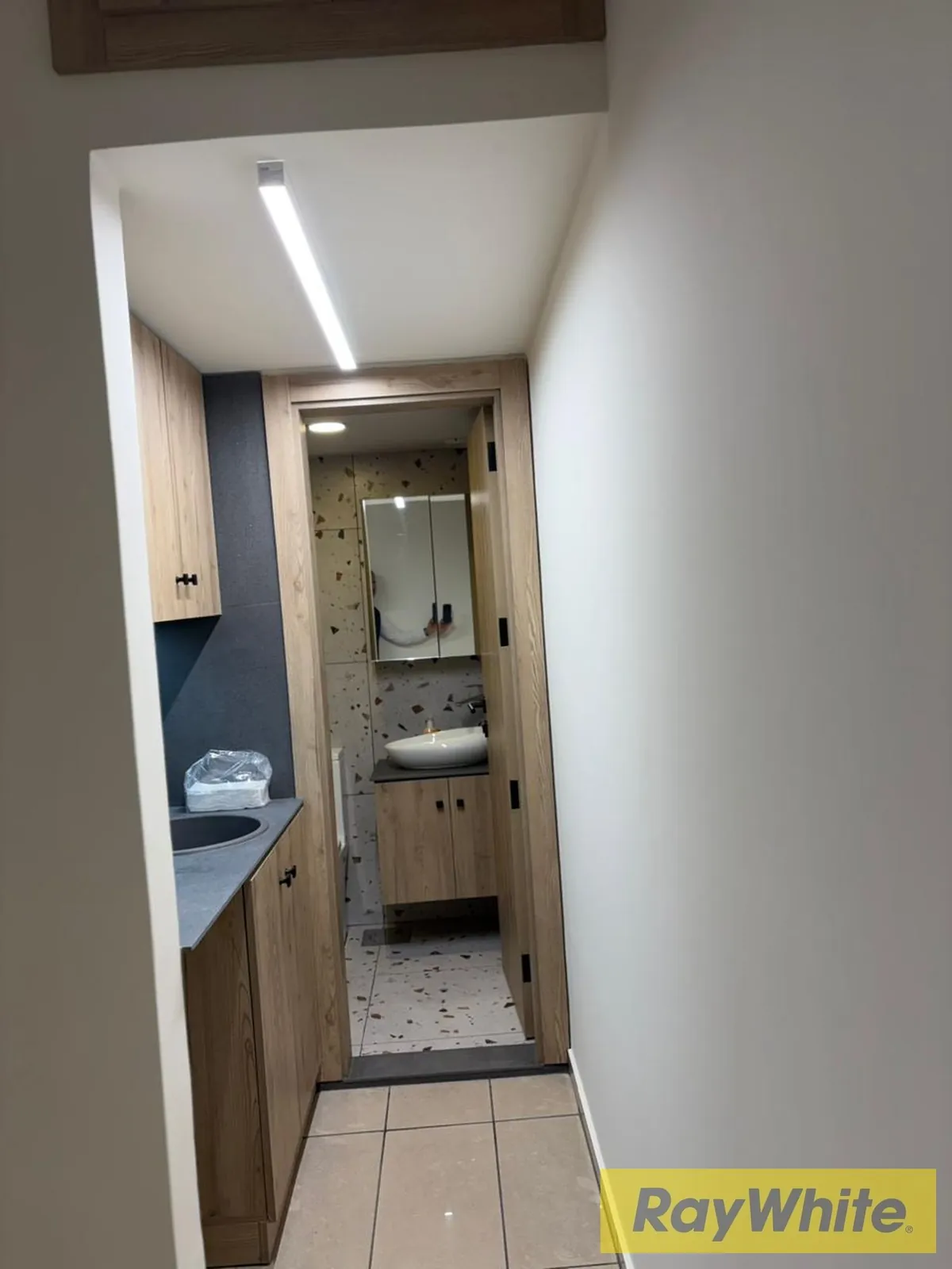 Office In Commercial Center In Jal El Dib For Rent — الصورة 5