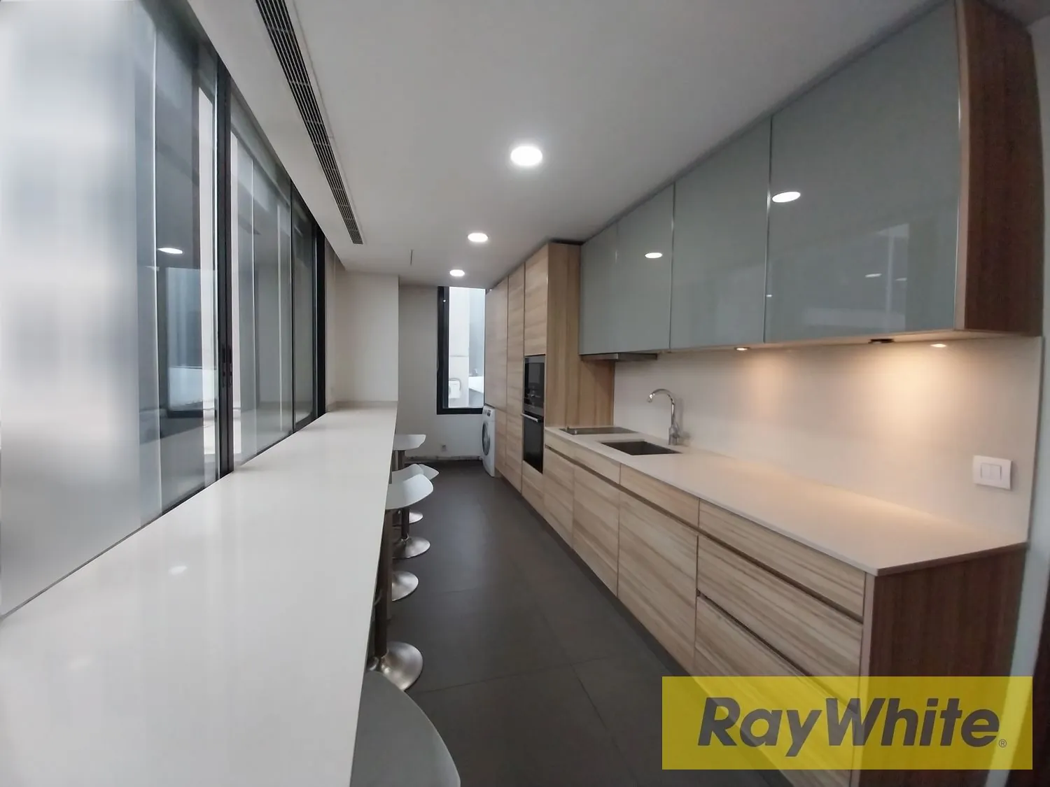 Luxurious Office For Rent On Dbayeh Highway — الصورة 2