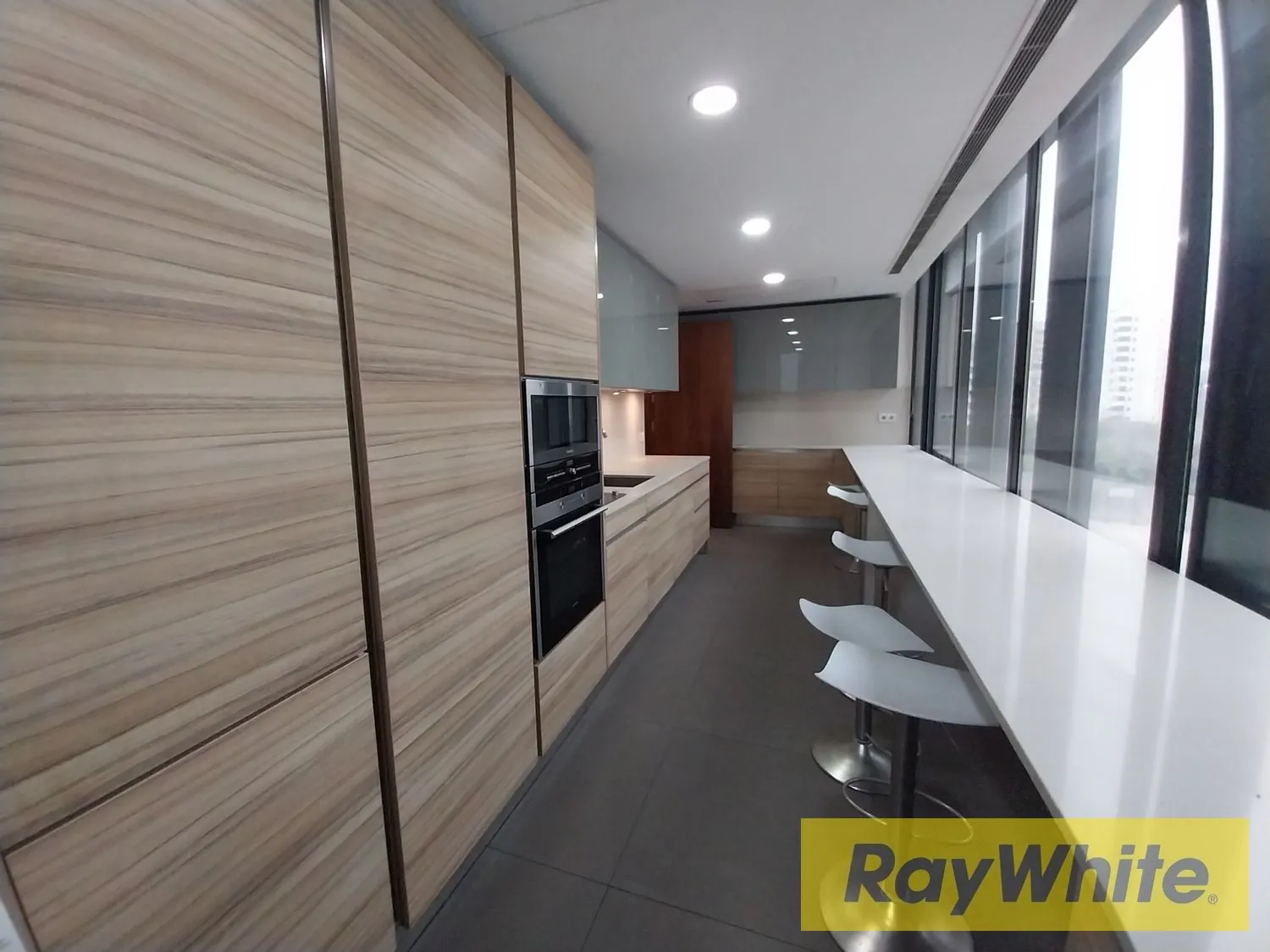 Luxurious Office For Rent On Dbayeh Highway — الصورة 3