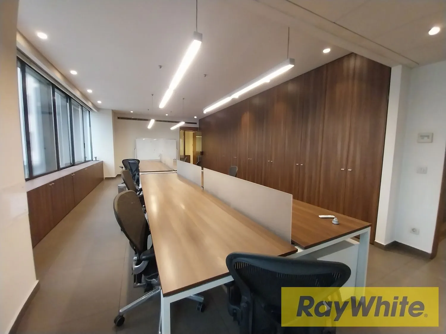 Luxurious Office For Rent On Dbayeh Highway — الصورة 4