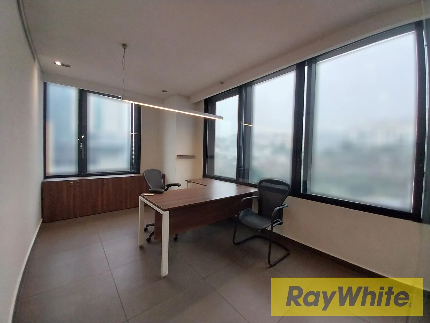 Luxurious Office For Rent On Dbayeh Highway — الصورة 5