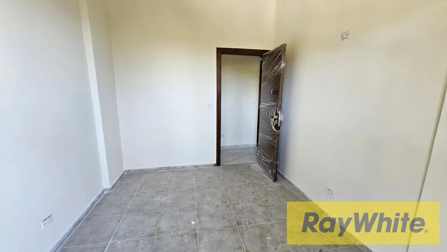 Apartment For Sale In Bouar — الصورة 2