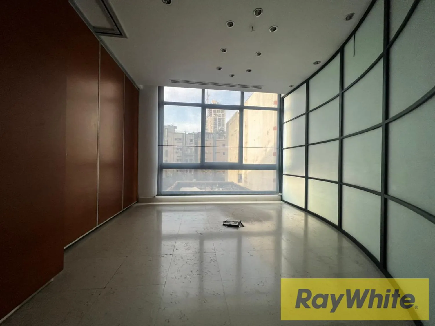 Prime Office For Rent On Hamra Main Street — الصورة 4