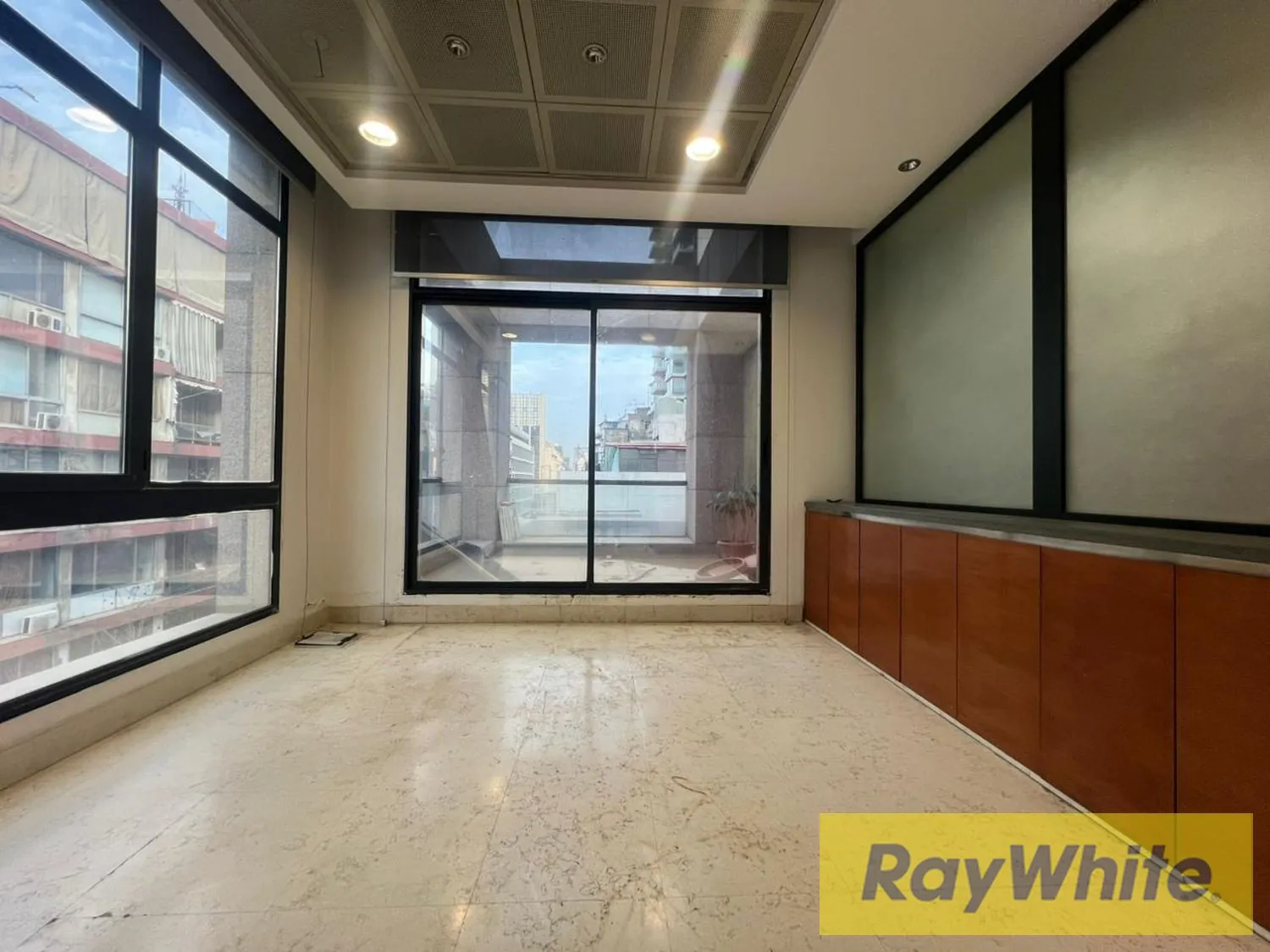 Prime Office For Rent On Hamra Main Street — الصورة 5
