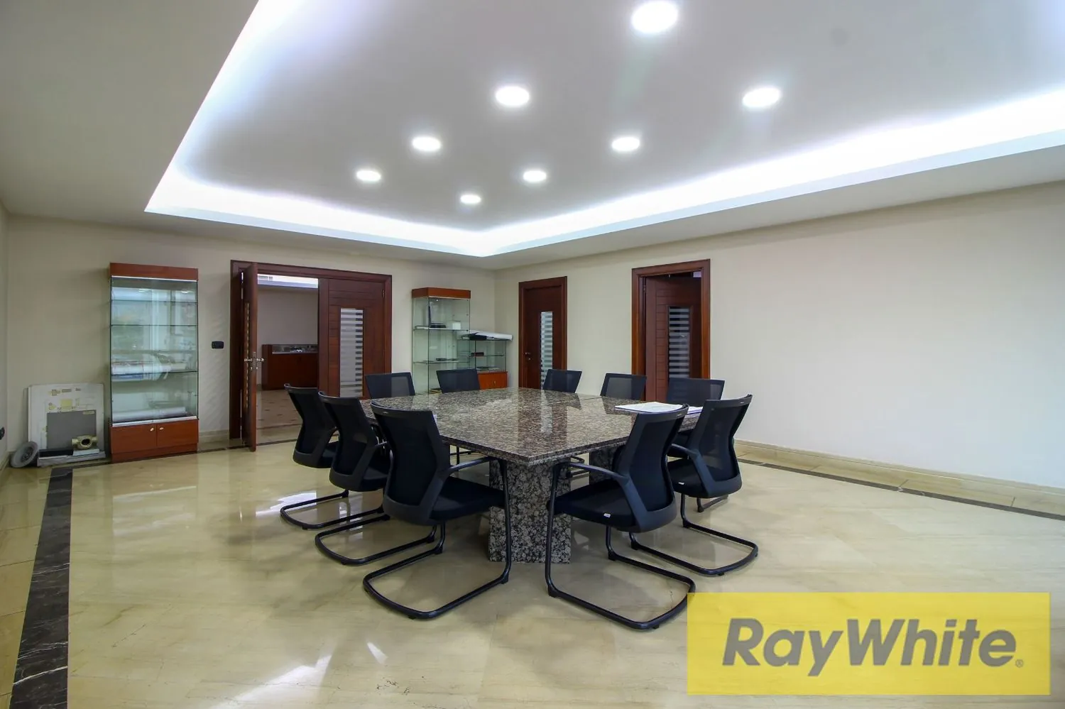 Exclusive Office For Rent In Hazmieh — الصورة 2