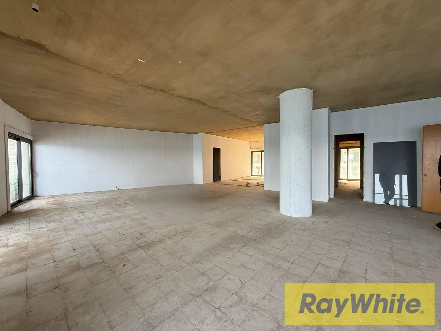 Apartment For Sale In Ramlet Al-bayda – 610 Sqm (core And Shell)