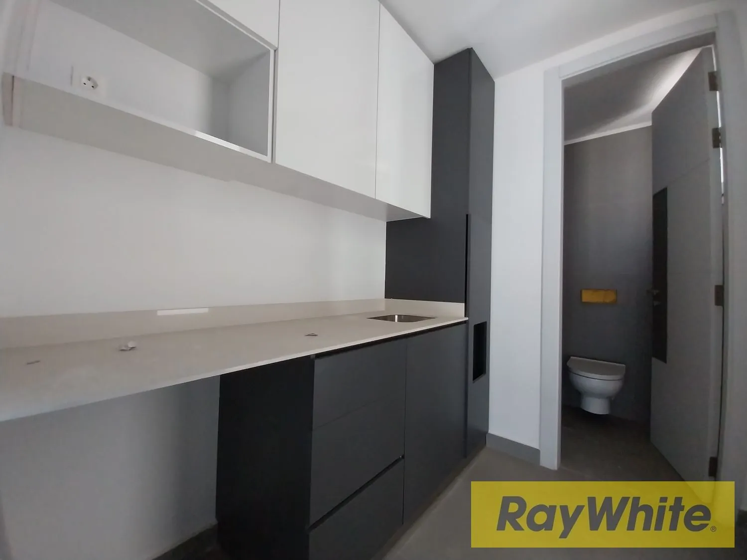 Core And Shell Office For Rent In Dbayeh |prime Location | Sea View| — الصورة 2