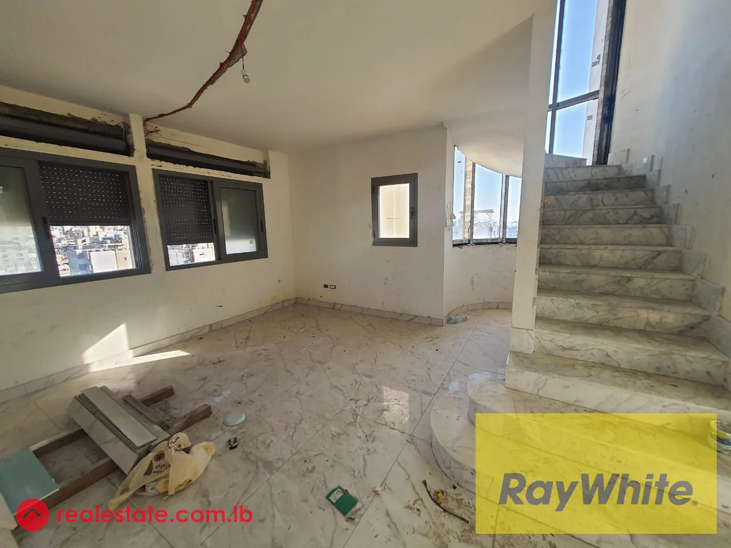 Duplex For Rent In Mazraa, Beirut — الصورة 4
