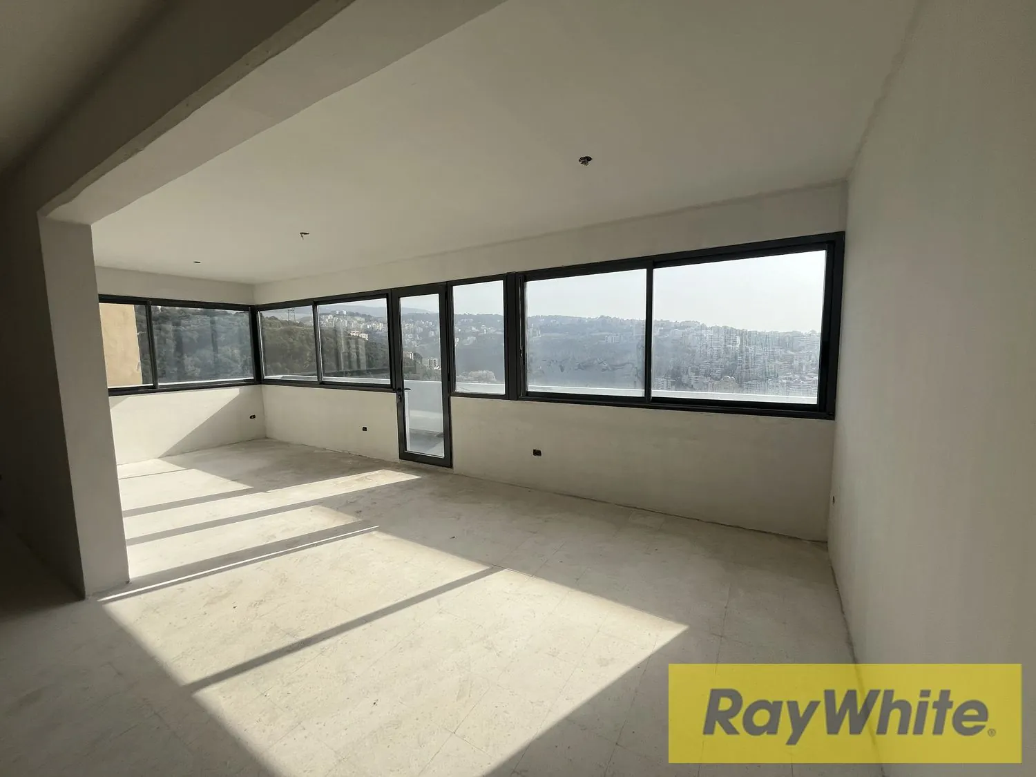 For Rent Office In Mansourieh — الصورة 2