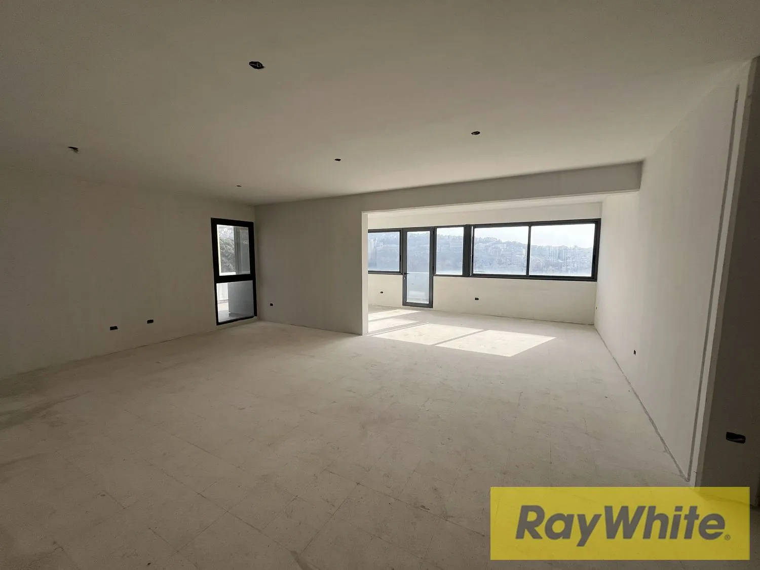 For Rent Office In Mansourieh — الصورة 3