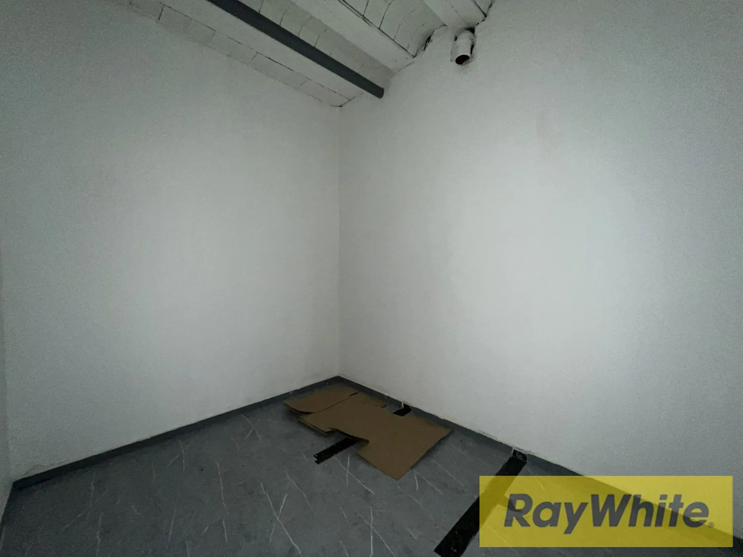 For Rent Shop In Mansourieh – 210 Sqm — الصورة 3